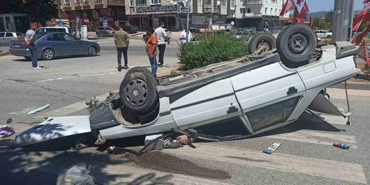 Emniyet kemeri takılı olan sürücü, takla atan araçtan yara almadan kurtuldu