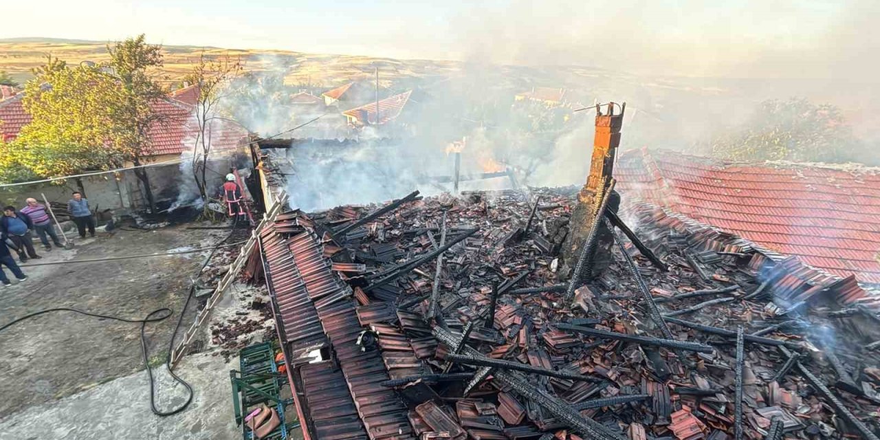 Çorum’da çıkan yangında garaj, tandırlık ve depo zarar gördü