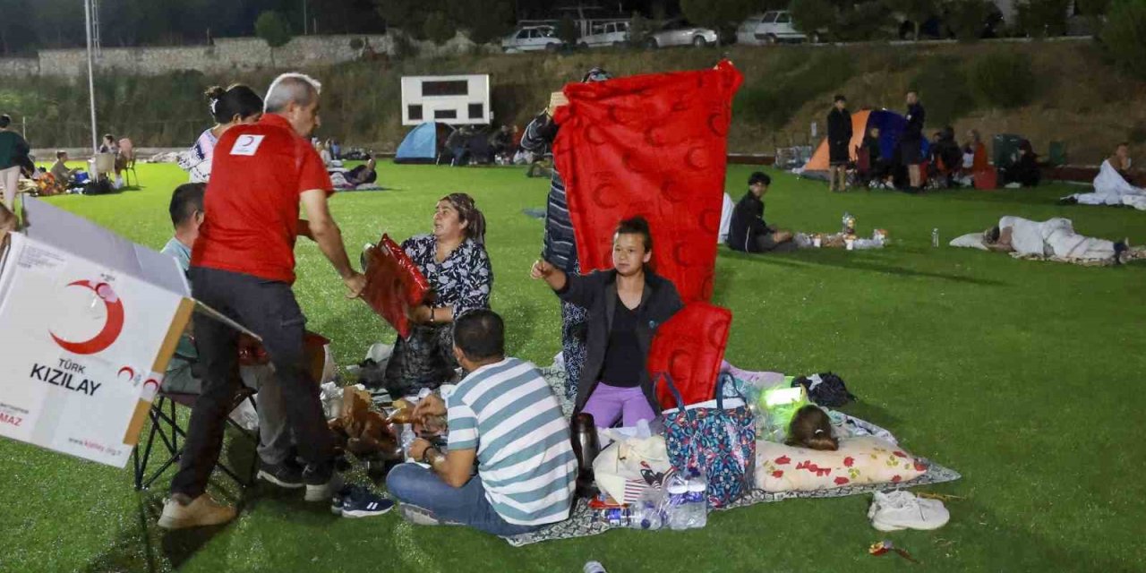 Türk Kızılay deprem bölgesi Sındırgı’da 198 kişilik ekibiyle görevde