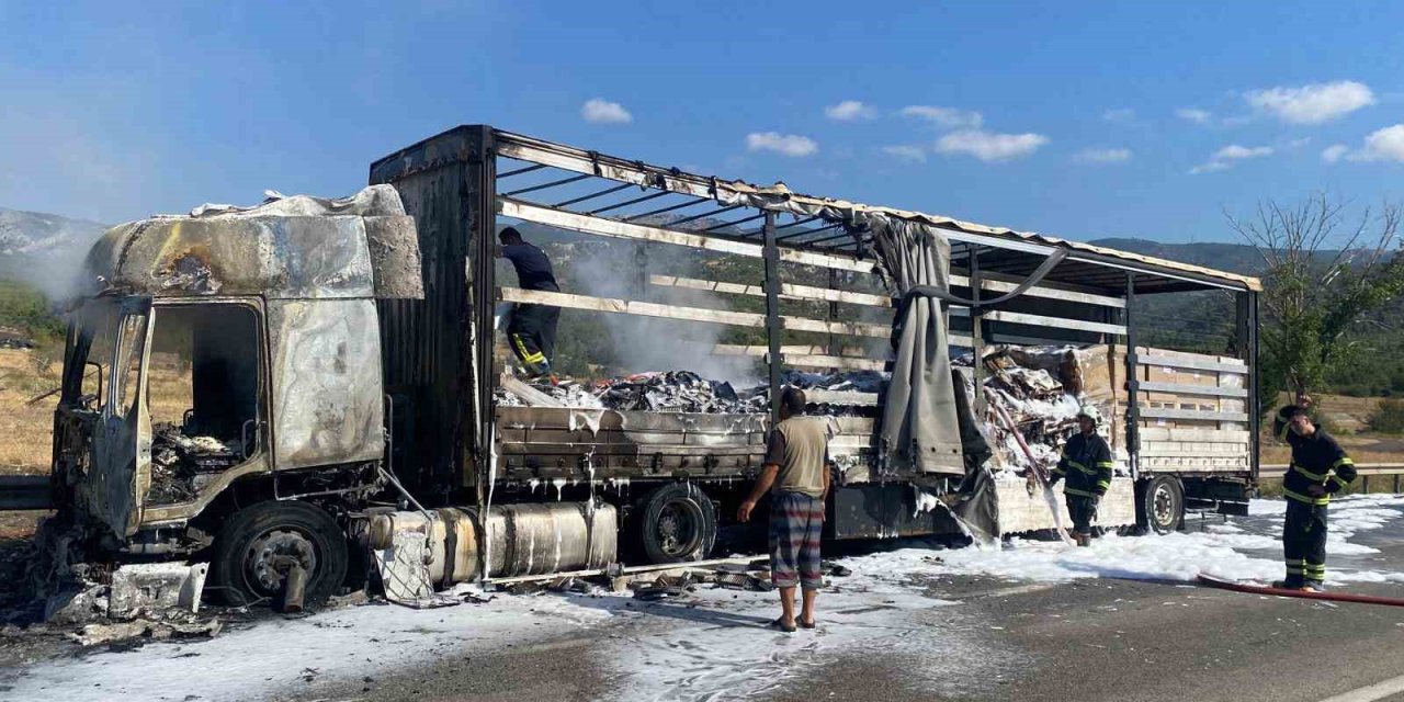 D100’de seyir halindeki tır alev alev yandı