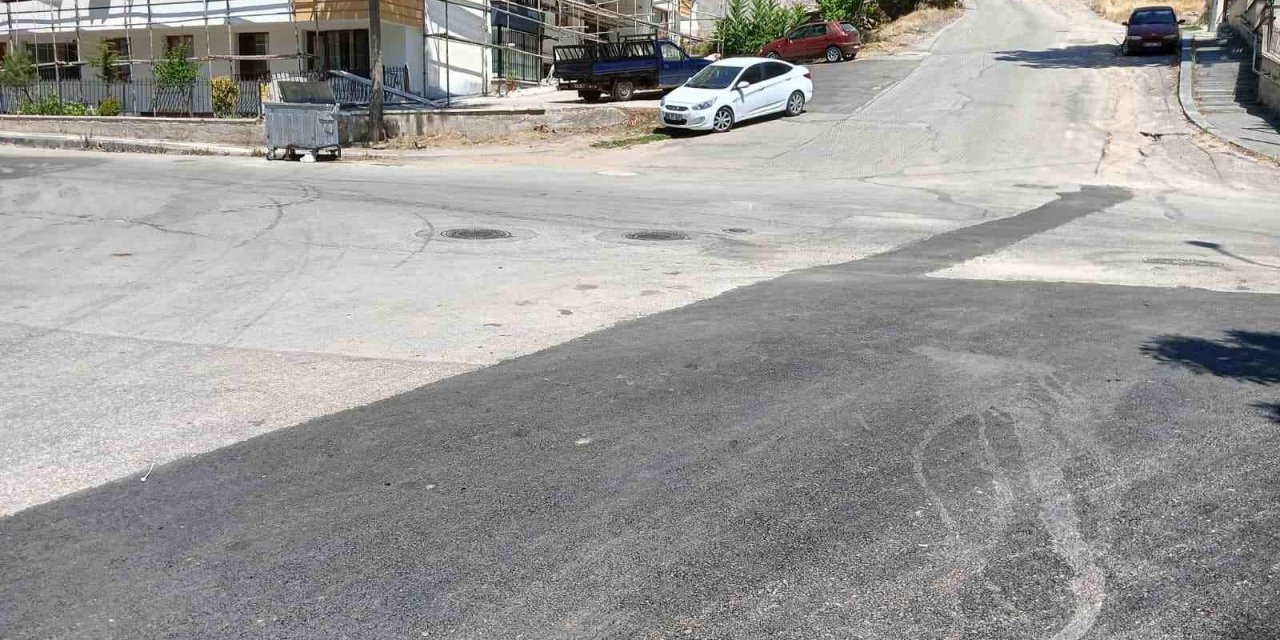 Sürücü fren yerine gaza bastı: 2 yaralı