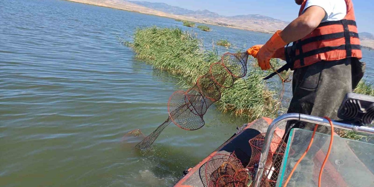 Çorum’da baraj gölünde kaçak avlanan 4 şahsa ceza