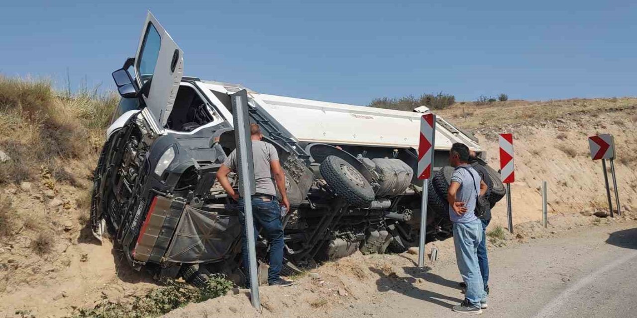 Ankara’da kontrolden çıkan kamyon devrildi: 1 yaralı