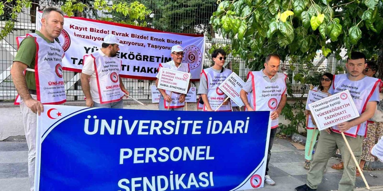 Üniversite idari personeli eylem yaptı