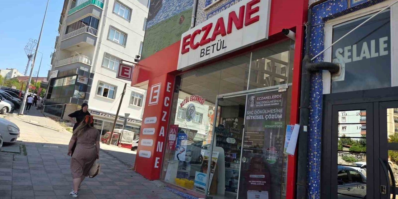 Ankara’da kontrolden çıkan otomobil eczaneye çarparak durabildi