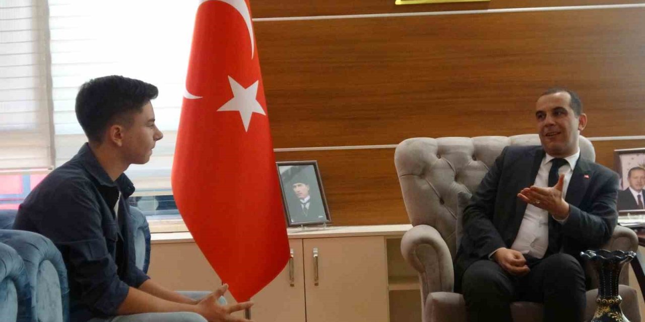 Türk bayrağı hassasiyetiyle yürekleri ısıtan çocuk: "Her gördüğüm bayrağı düzeltiyordum"