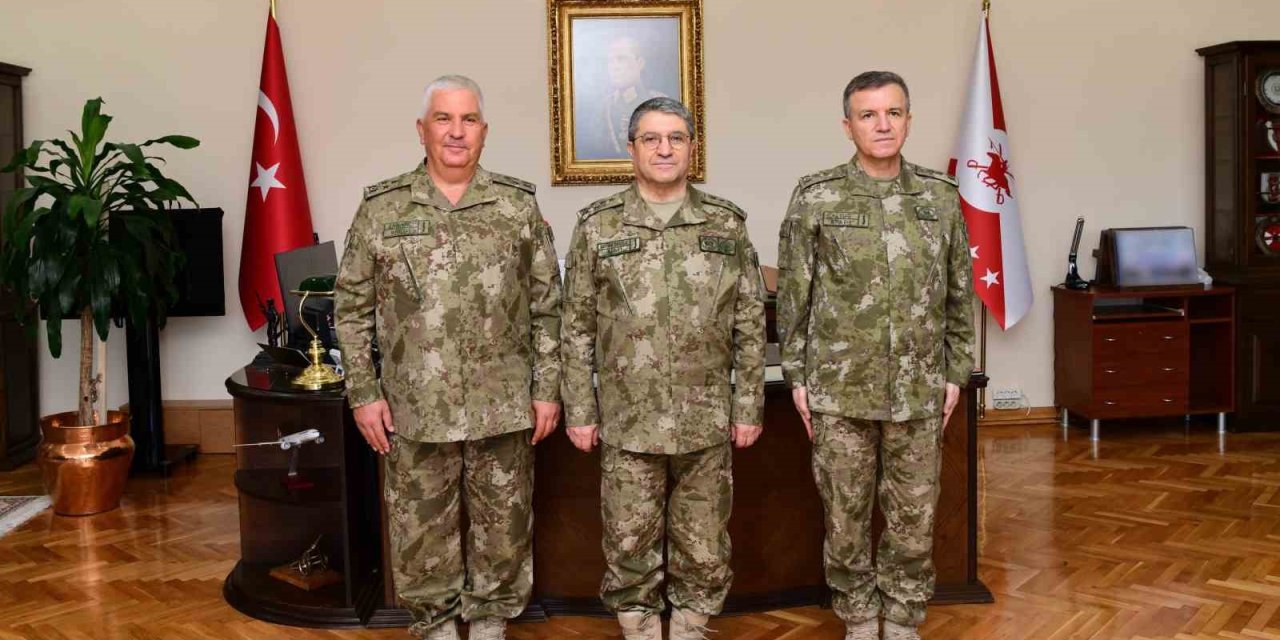 Kara Kuvvetleri Komutanı Orgeneral Bayraktaroğlu 2 ve 3’üncü Ordu Komutanlıklarında düzenlenen devir teslim törenlerine katıldı