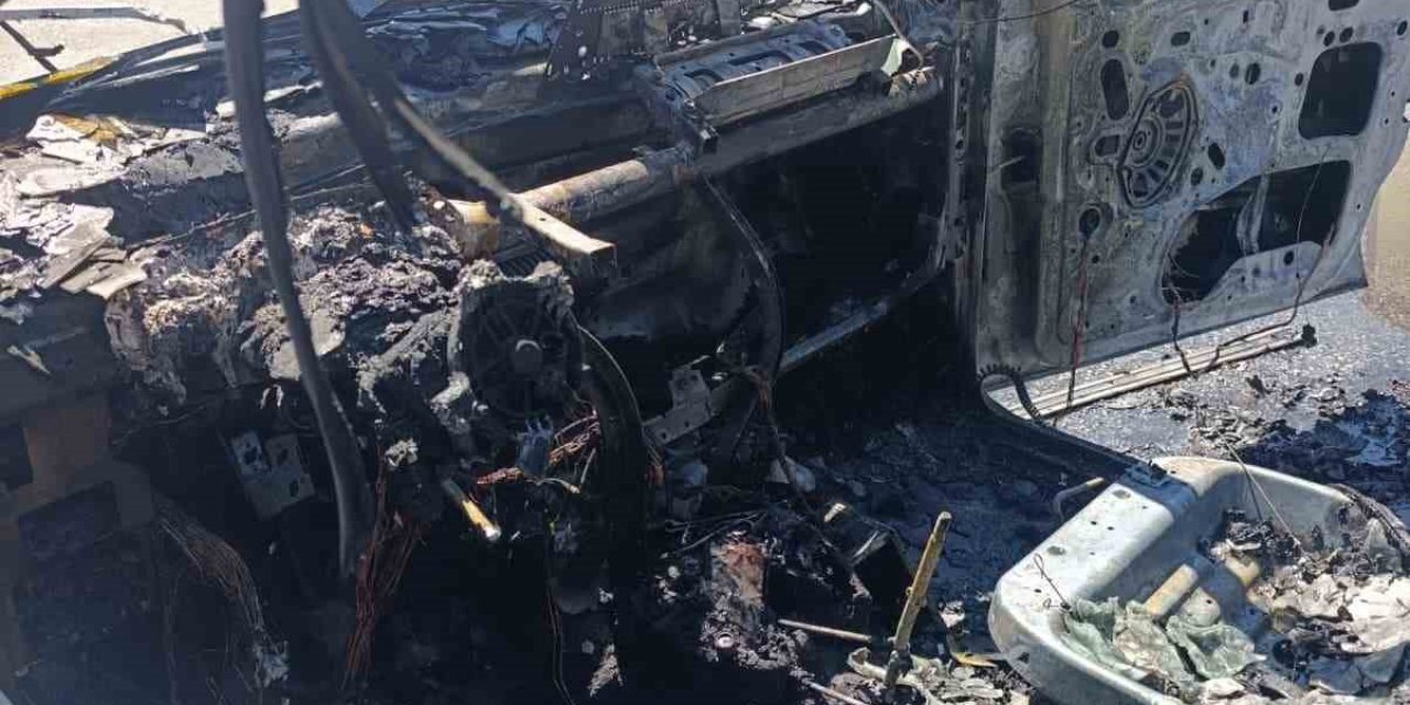 Elektrik aksamından yangın çıktı, otomobil kullanılamaz hale geldi