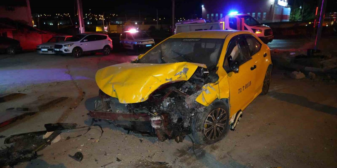 Kırıkkale'de iki otomobil kafa kafaya çarpıştı!