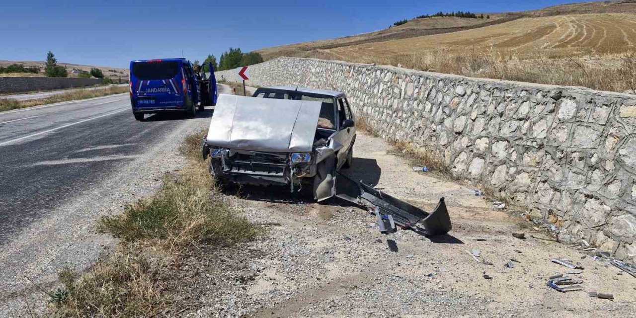 Kontrolden çıkan Fiat Tofaş otomobil duvara çarptı: 2 yaralı