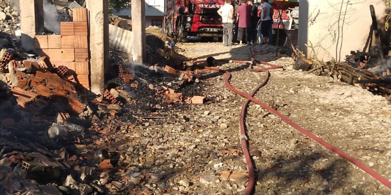 Alevlere teslim olan ahşap ev küle döndü