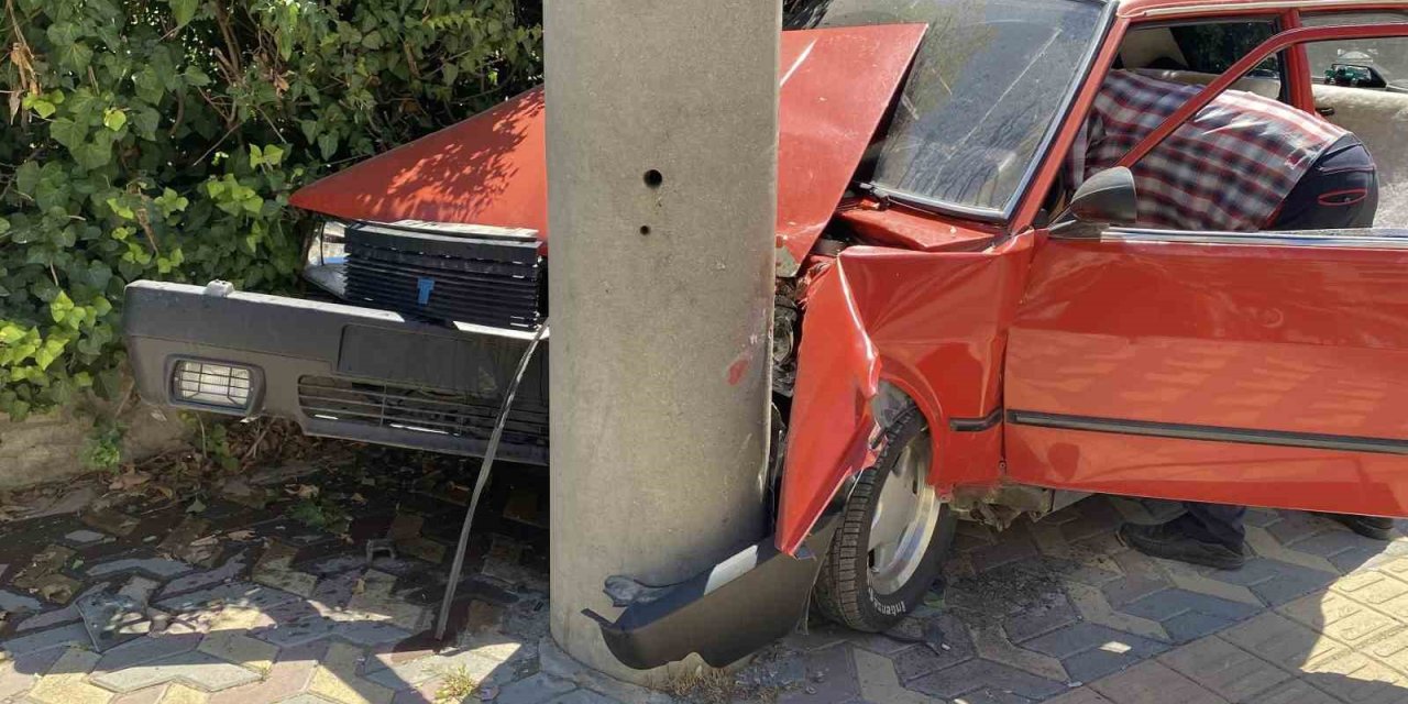 Fiat Tofaş otomobil önce araca, ardında beton direğe çarptı: 1 yaralı
