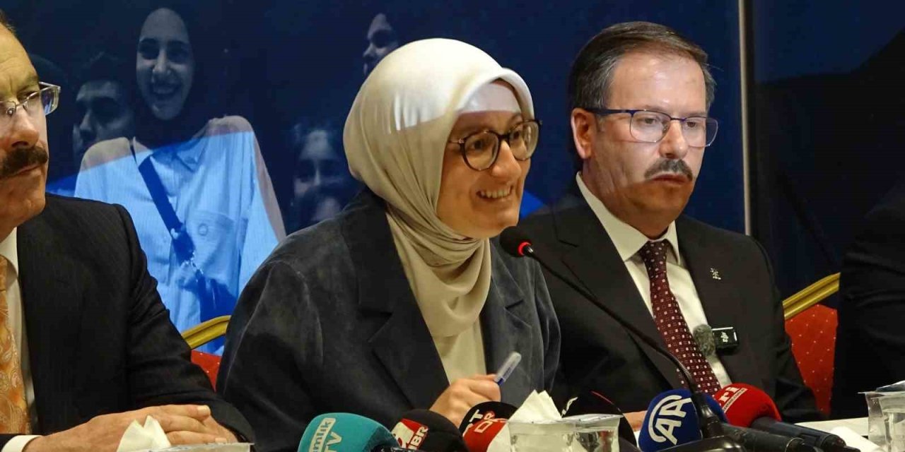 Terörsüz Türkiye toplantısında konuşan Belgin Uygur...