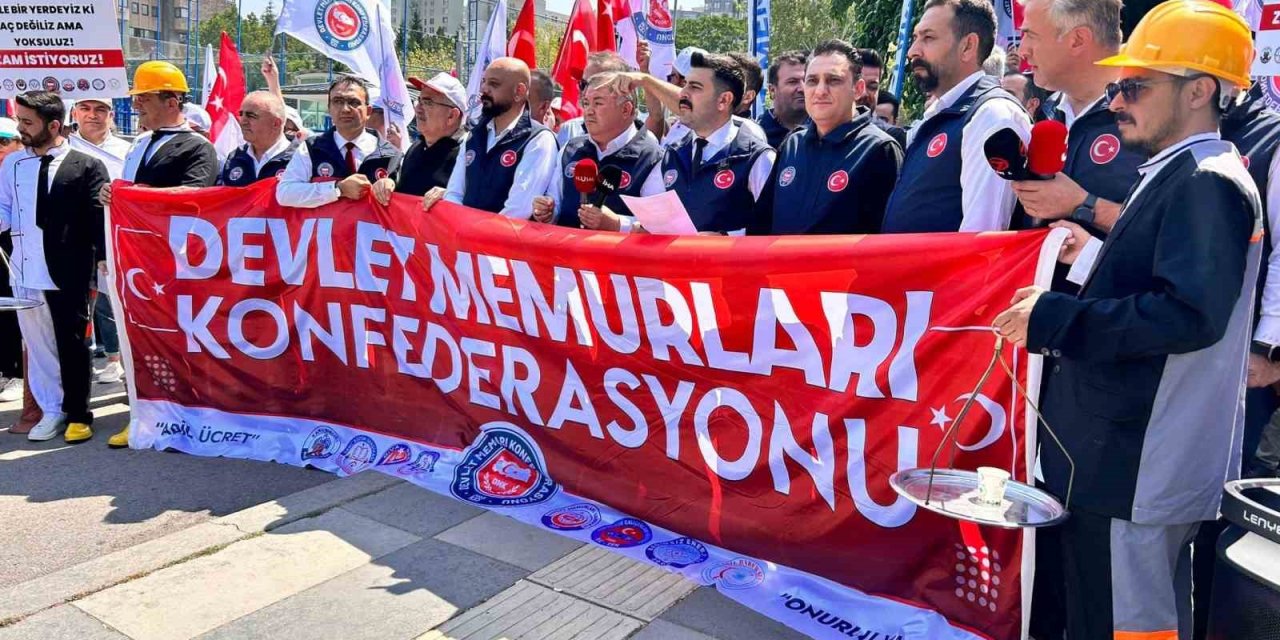 Devlet Memurları Konfederasyonu’dan Çalışma ve Sosyal Güvenlik Bakanlığı önünde 8. Dönem Toplu Sözleşme eylemi