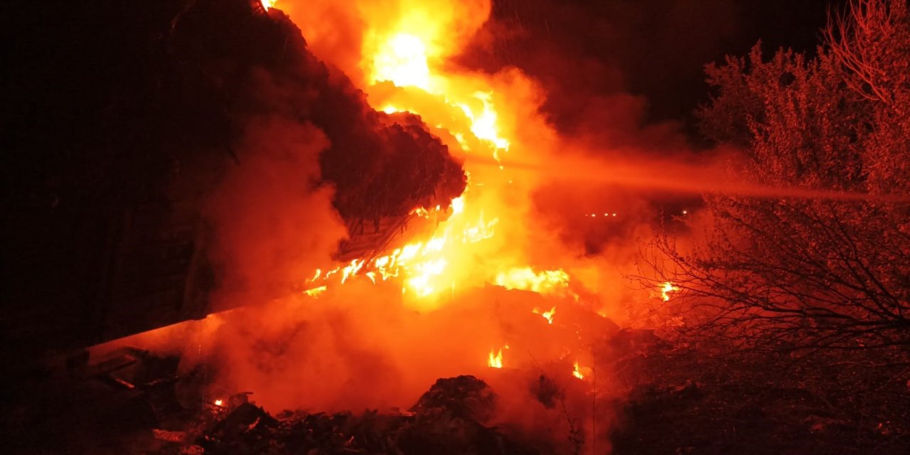 Çorum’da çöp yüklü tır alev alev yandı