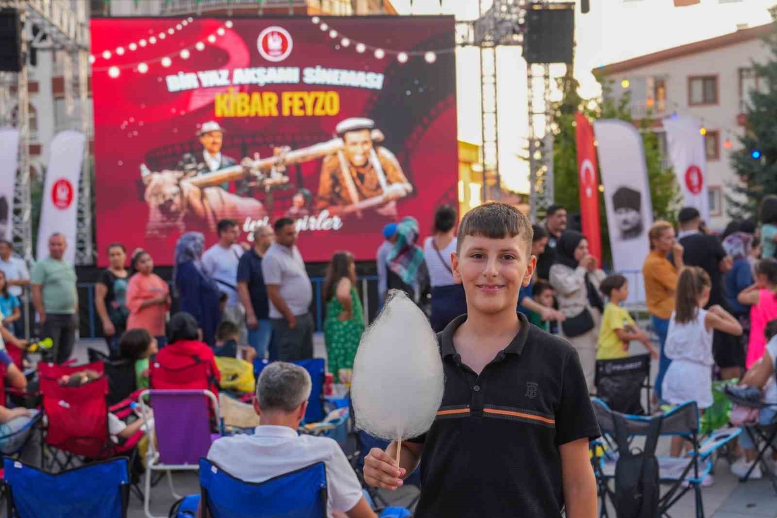 Kibar Feyzo filmi Keçiören’de açık hava sinemasında gösterimdeydi