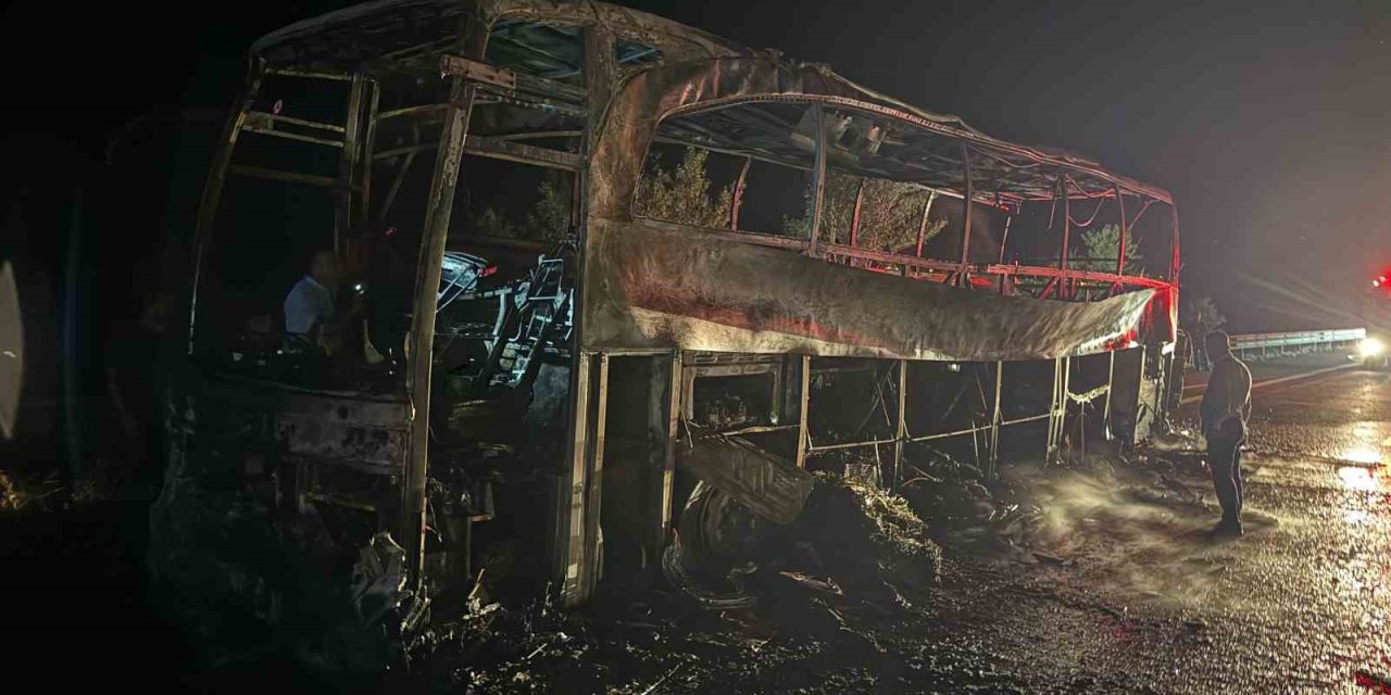 Ankara’da seyir halindeki otobüs yanarak kullanılamaz hale geldi