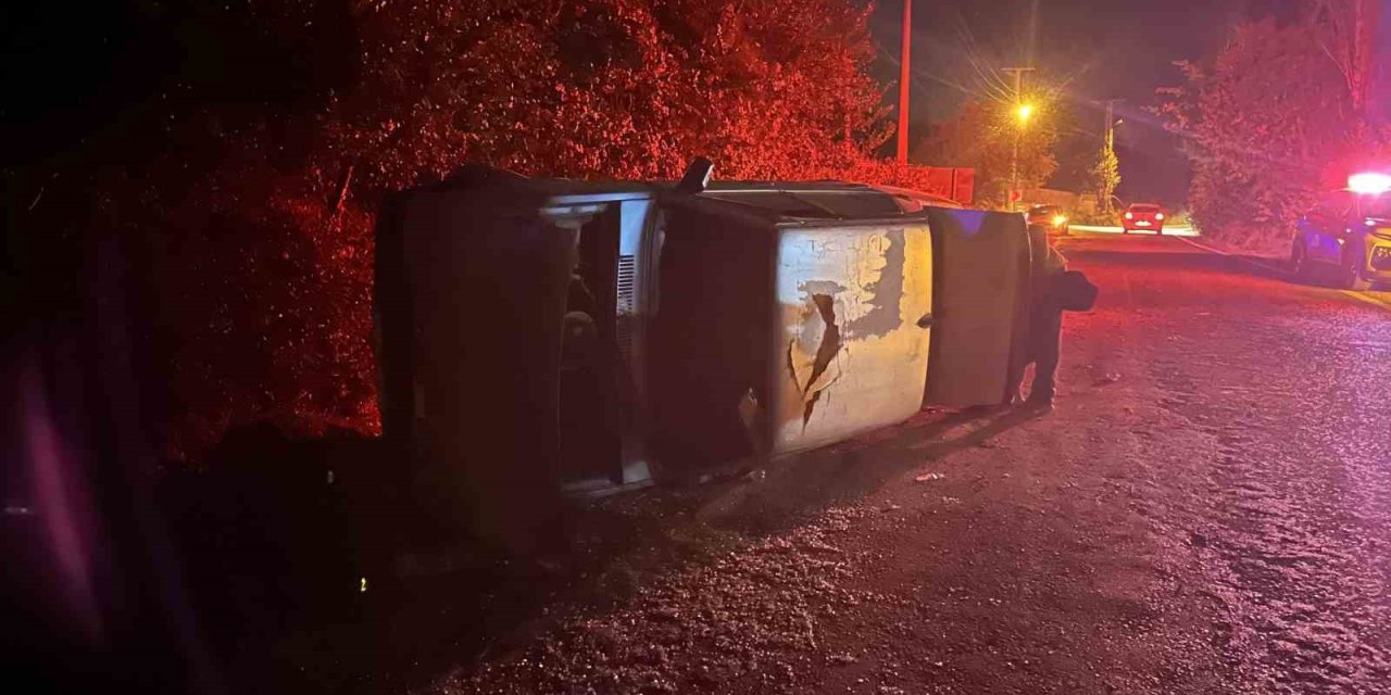 Tofaş Fiat otomobil yan yattı, sürücü olay yerinden kaçtı