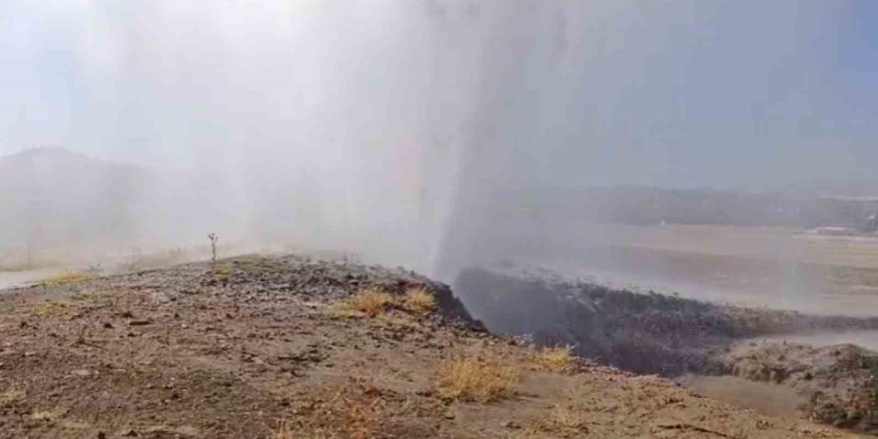 Su borusu patladı, tonlarca su çevreye aktı