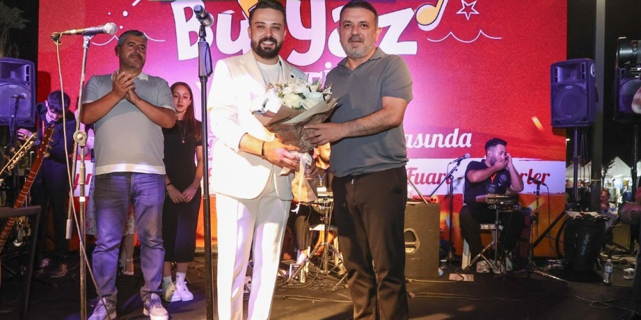 Sanatçı Uğur Karatekin sevilen şarkılarını Sincanlılar için seslendirdi