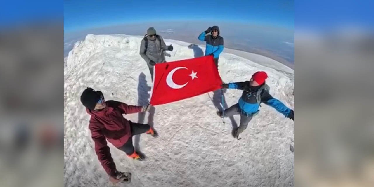 Ağrı Dağı'nın zirvesine tırmandılar