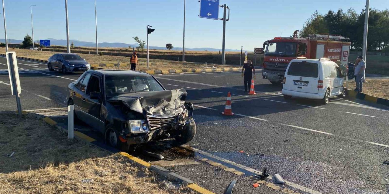 Kastamonu’da hafif ticari araç ile otomobil çarpıştı: 2 yaralı