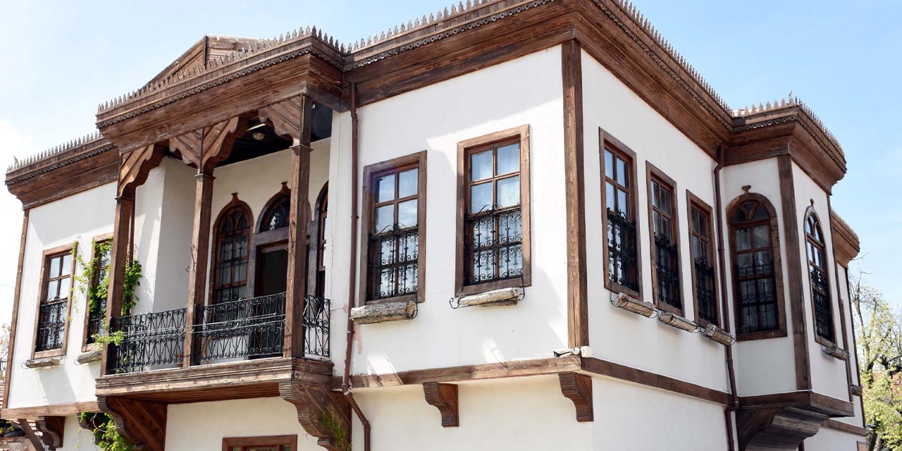 Pehlivanlı’nın eserleri, doğduğu evde sergileniyor