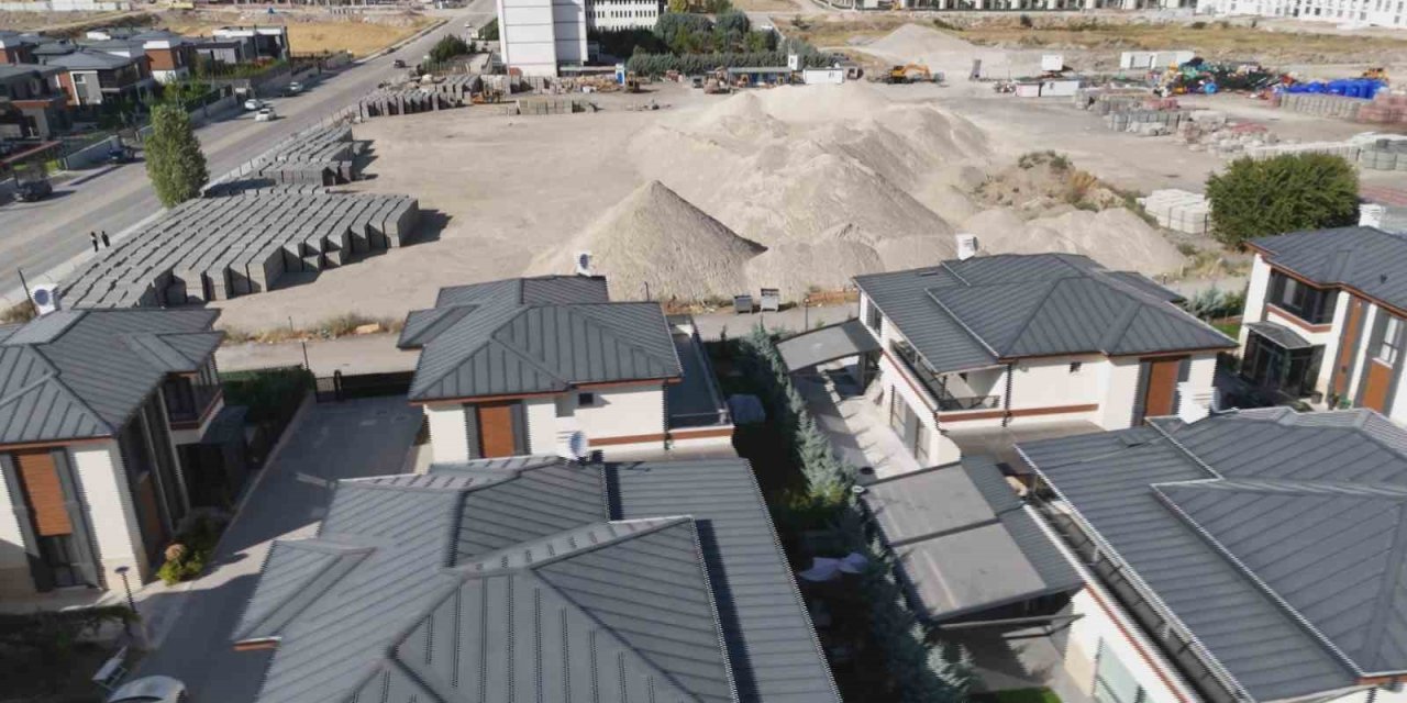 Yerleşim yerinde kurulan hafriyat deposu mahalle sakinlerini isyan ettirdi