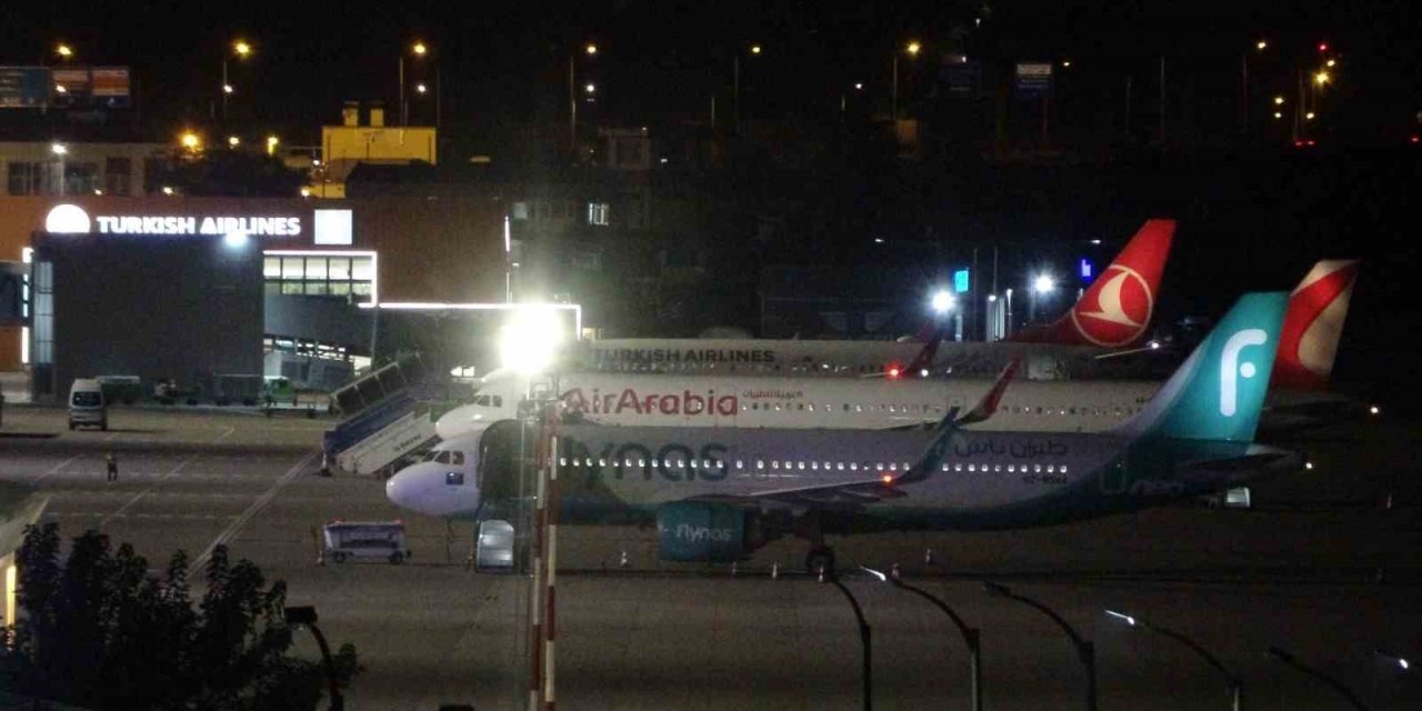 Trabzon-Cidde seferi yapan uçak kalkıştan 8 dakika sonra acil iniş yaptı