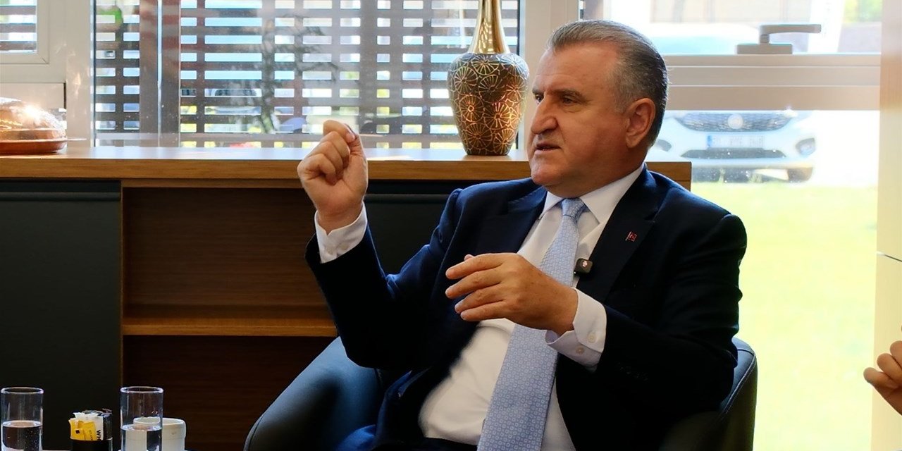 Bakan Bak ‘Bizim Kort’a konuk oldu