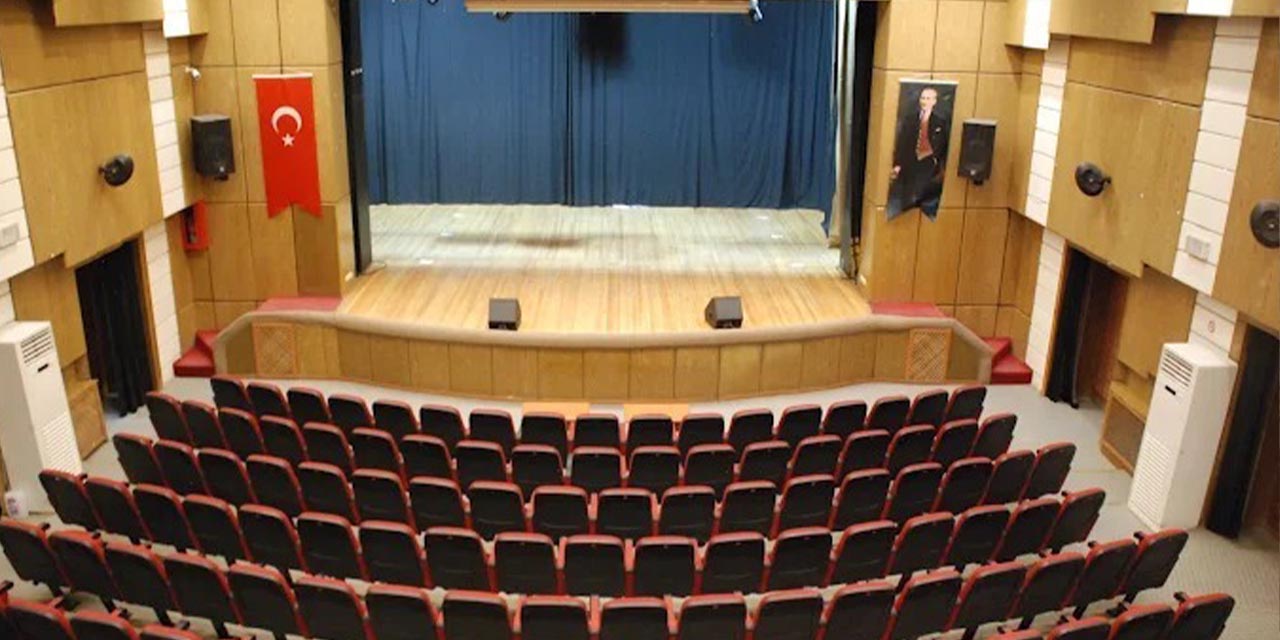 Kültürsüzlüğün bu kadarı! Sahnemiz var, perdemiz arızalı!