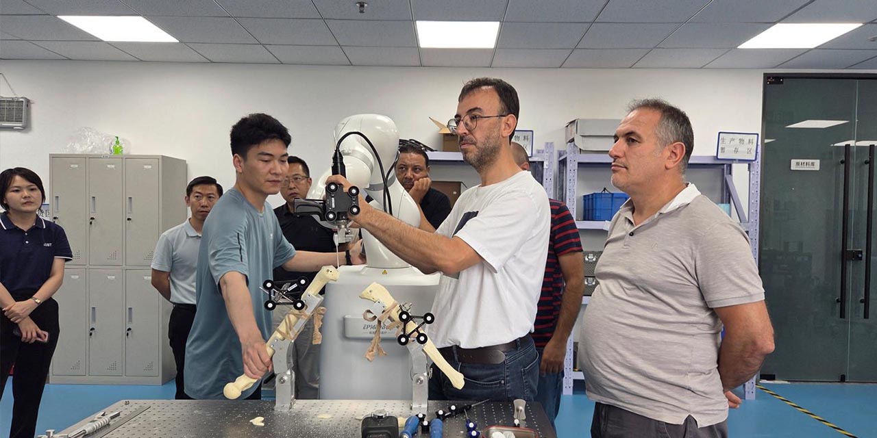 Serbest ve Tiftikçi, Çin’de Robotik Diz Cerrahisi Toplantısında