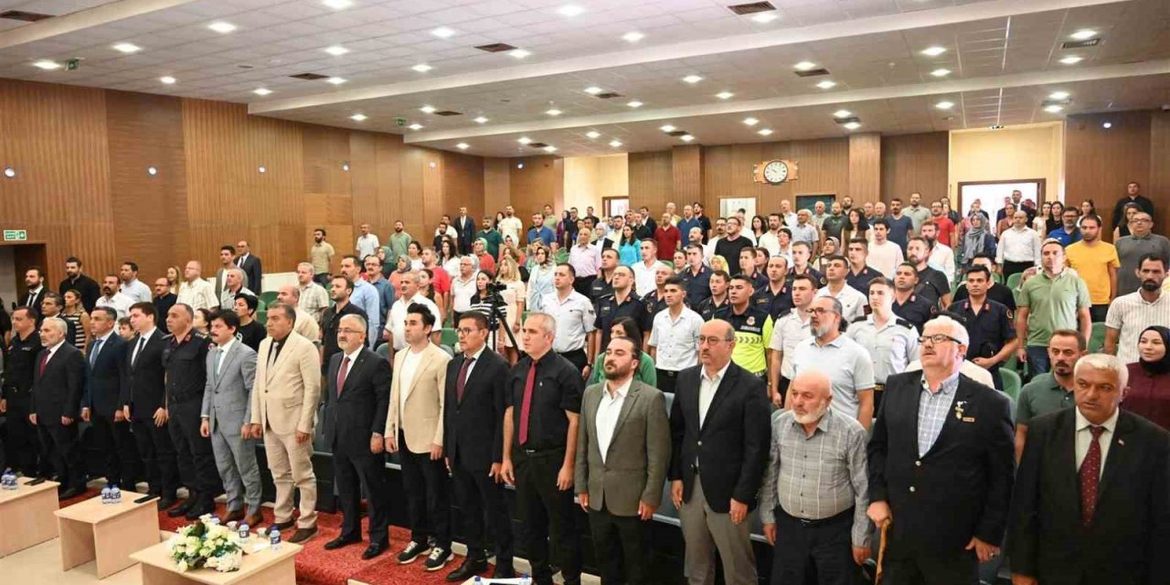 ÇAKÜ’de şehit aileleri ve gaziler ayakta alkışlandı