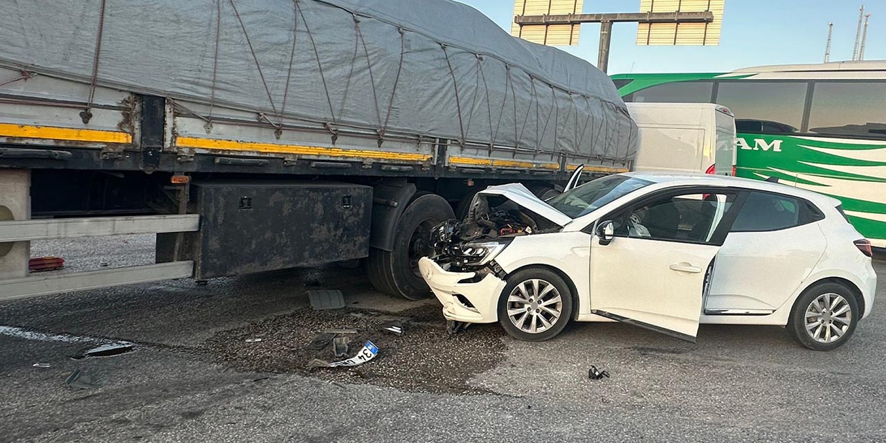 Kırıkkale’de otomobil tıra çarptı