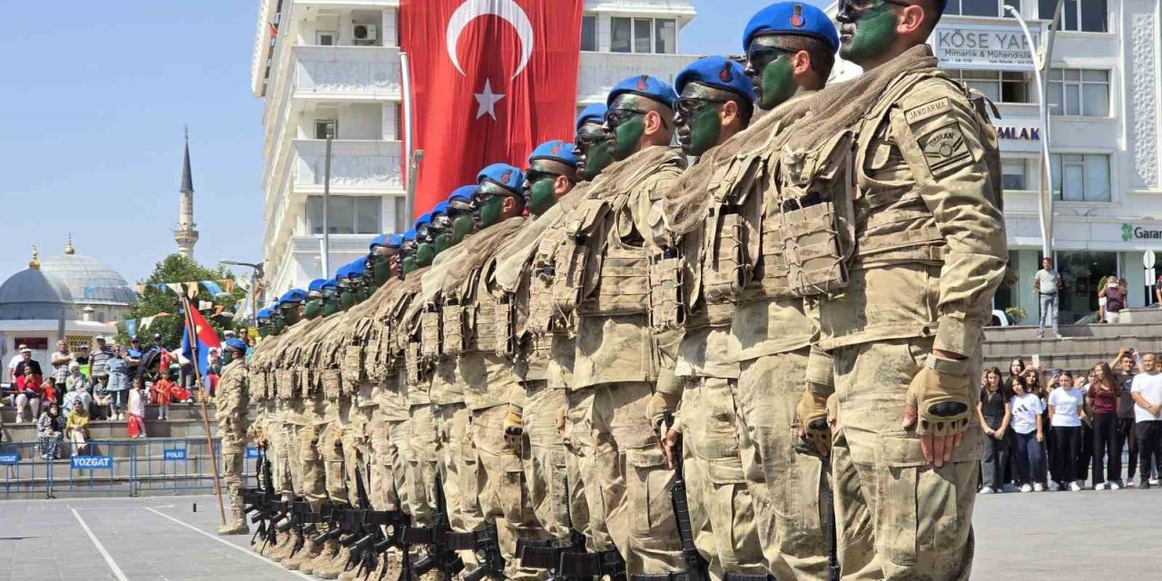 Komandoların gösterisi beğeni topladı, 30 Ağustos coşkuyla kutlandı