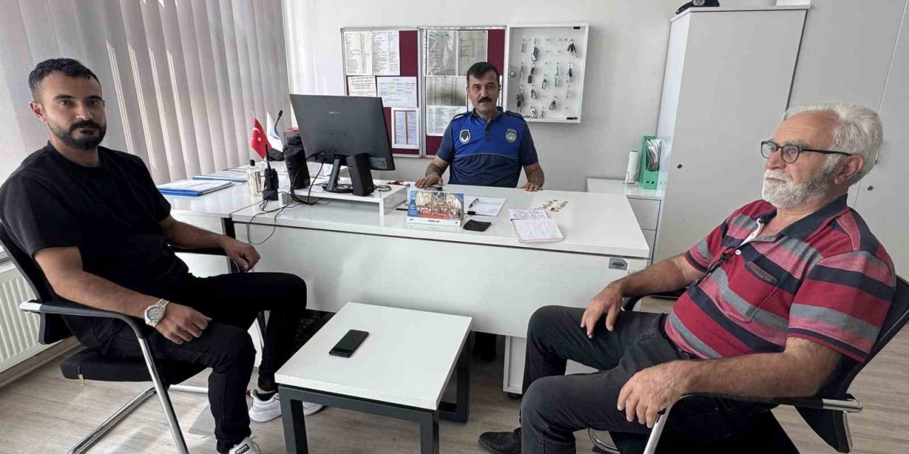 Yol kenarında bulduğu altınları sahibine teslim etti