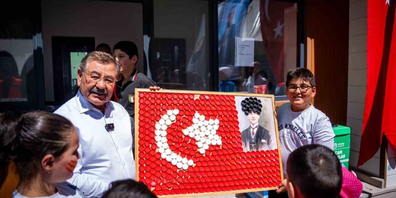 Başkan Odabaşı, ‘Dönüştür, Hediye Kazan’ kampanyası kapsamında çocuklarla buluştu