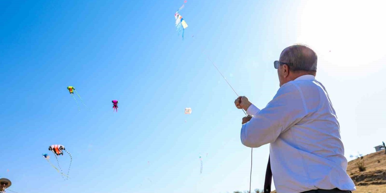 Roma dönemine ait antik kentte gökyüzünü uçurtmalar süsledi