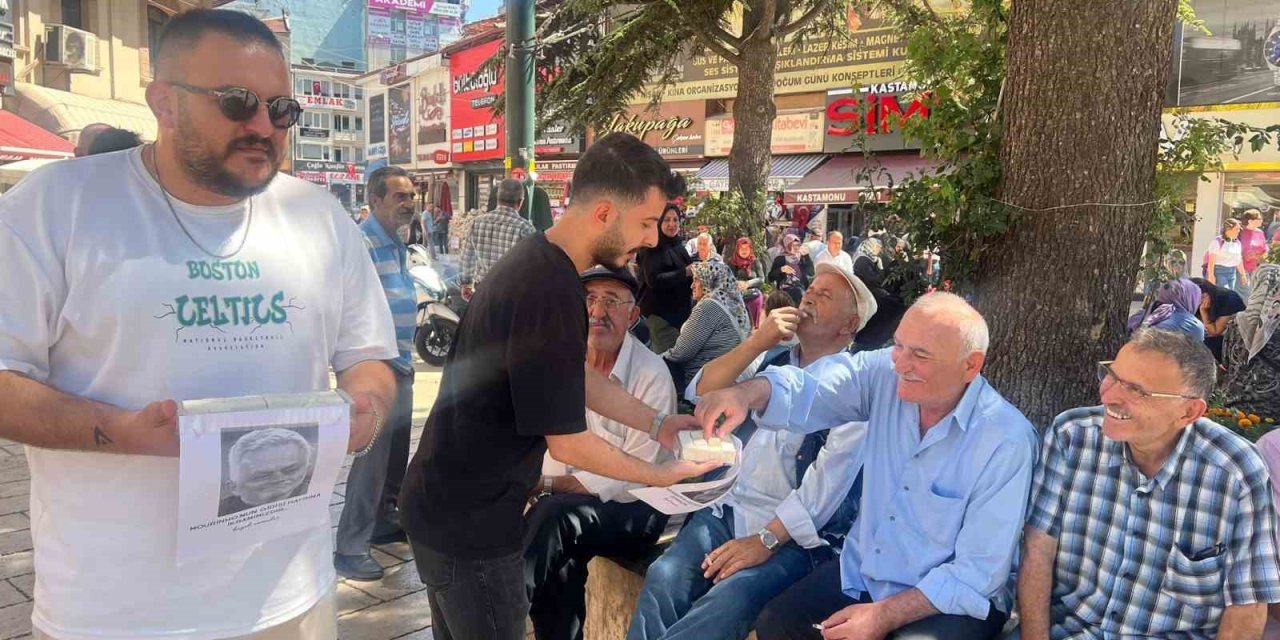 Fenerbahçe taraftarları, Mourinho’nun gidişini çekme helva dağıtarak kutladı