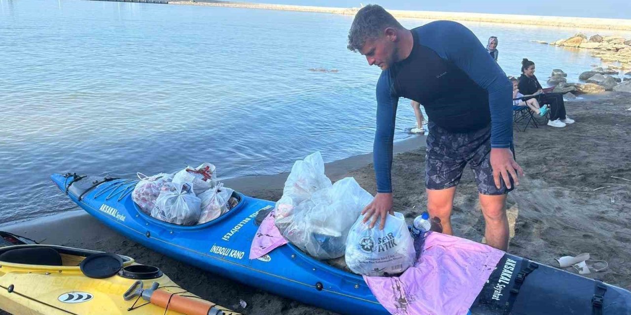 Sahildeki çöpleri toplayıp kanoyla taşıdı