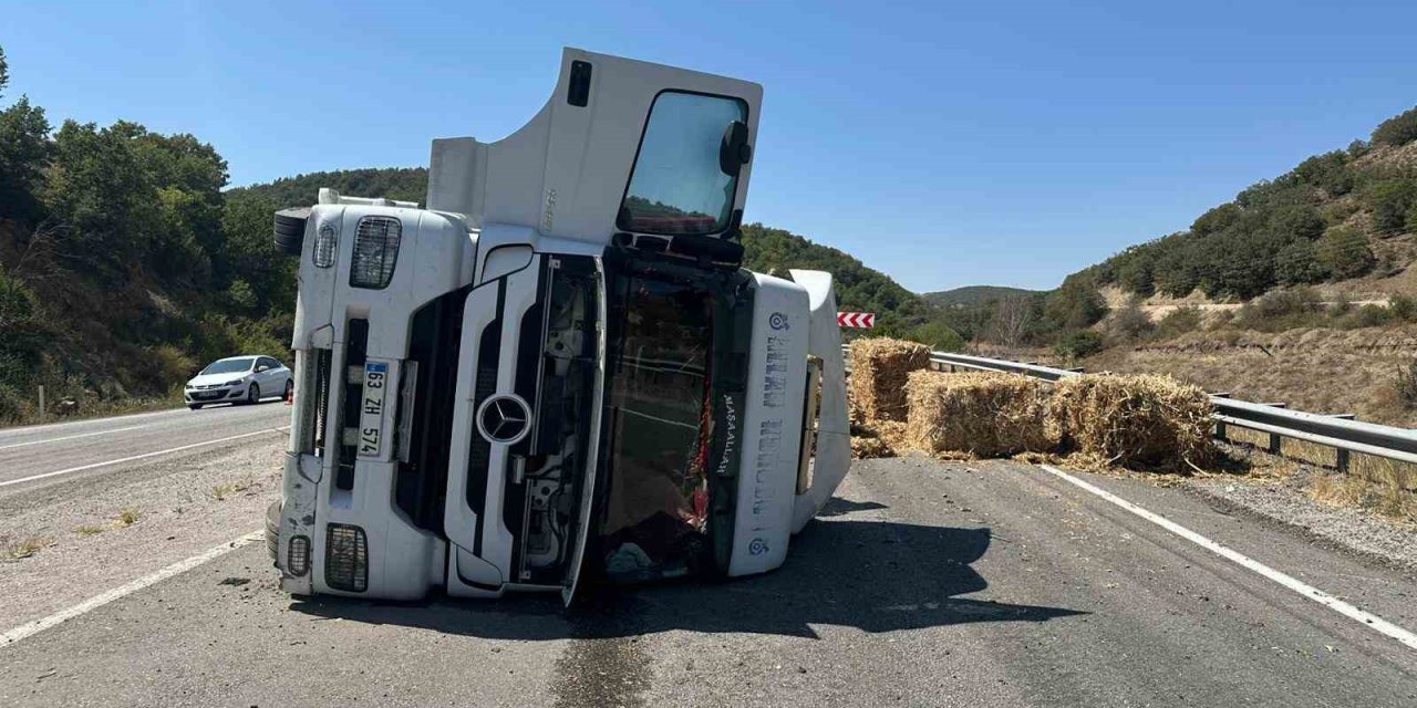 Çorum’da balya yüklü tır devrildi: 1 yaralı