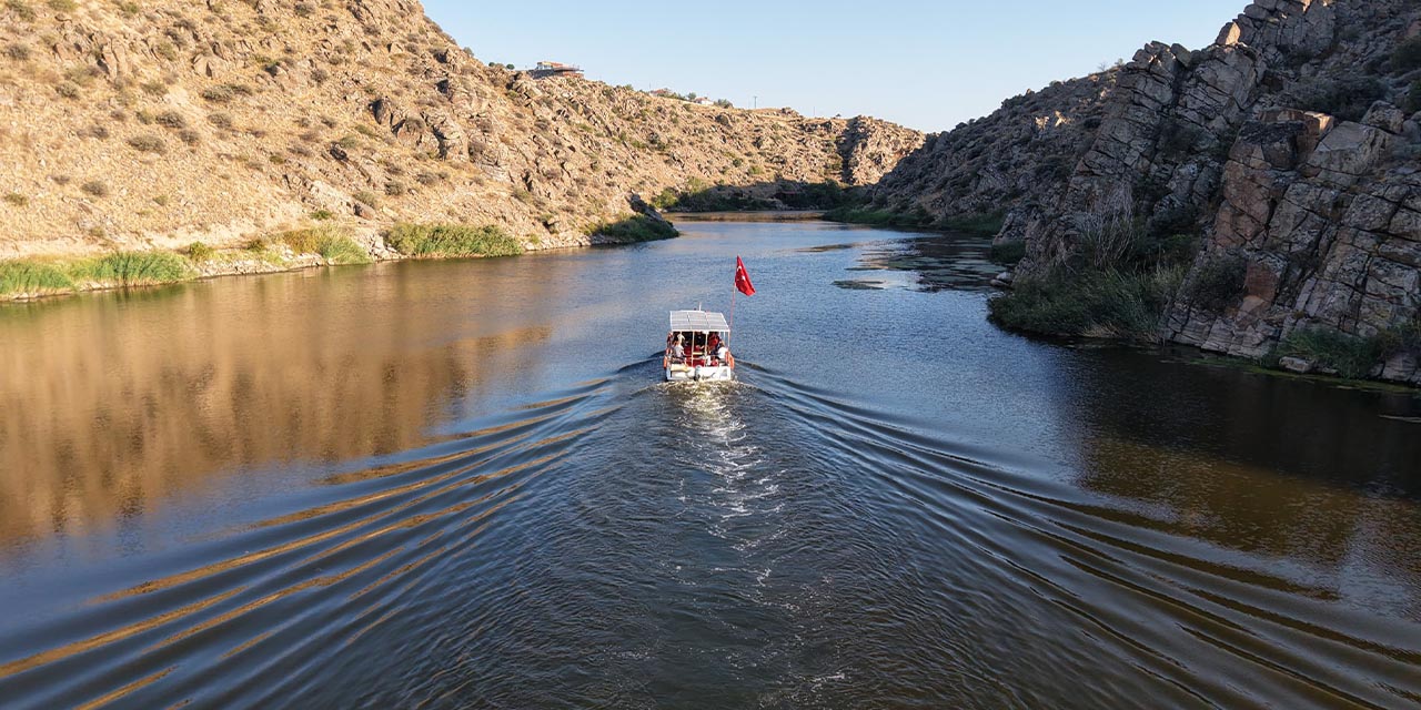 Bozkırın kalbinde huzur dolu tekne turu