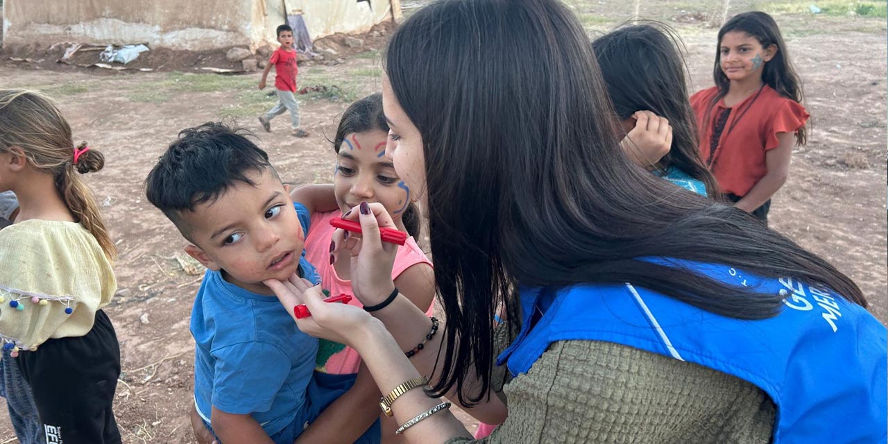 Tarlada çalışan çocuklara Gençlik Merkezi morali