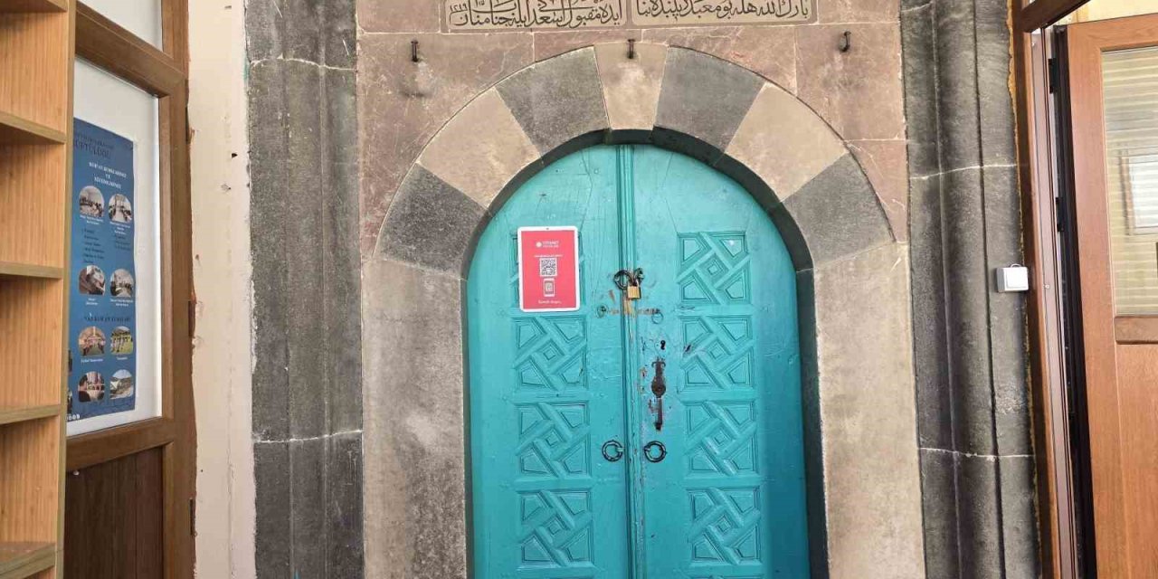 Kayyımzade camisi geçen iki yüz yıla rağmen tüm ihtişamıyla ayakta duruyor