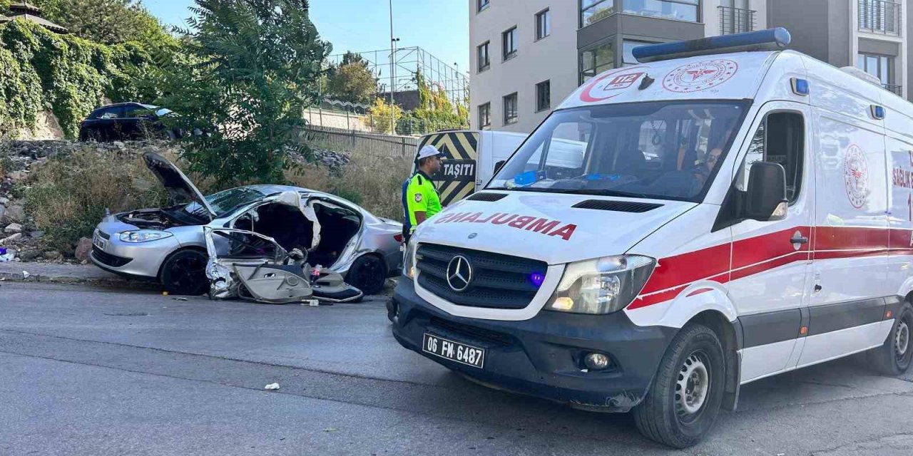 Ankara’da otomobil ile servis minibüsü kafa kafaya çarpıştı: 12 yaralı