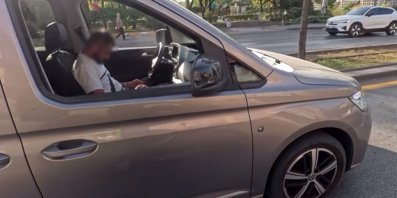 Trafikte uyuya kalan sürücü kameraya yansıdı