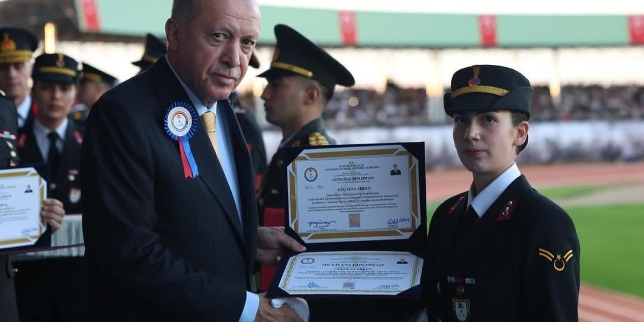 Jandarma Astsubay Meslek Yüksekokulu birincisi Gülsena Erken, diplomasını Cumhurbaşkanı Erdoğan’ın elinden aldı