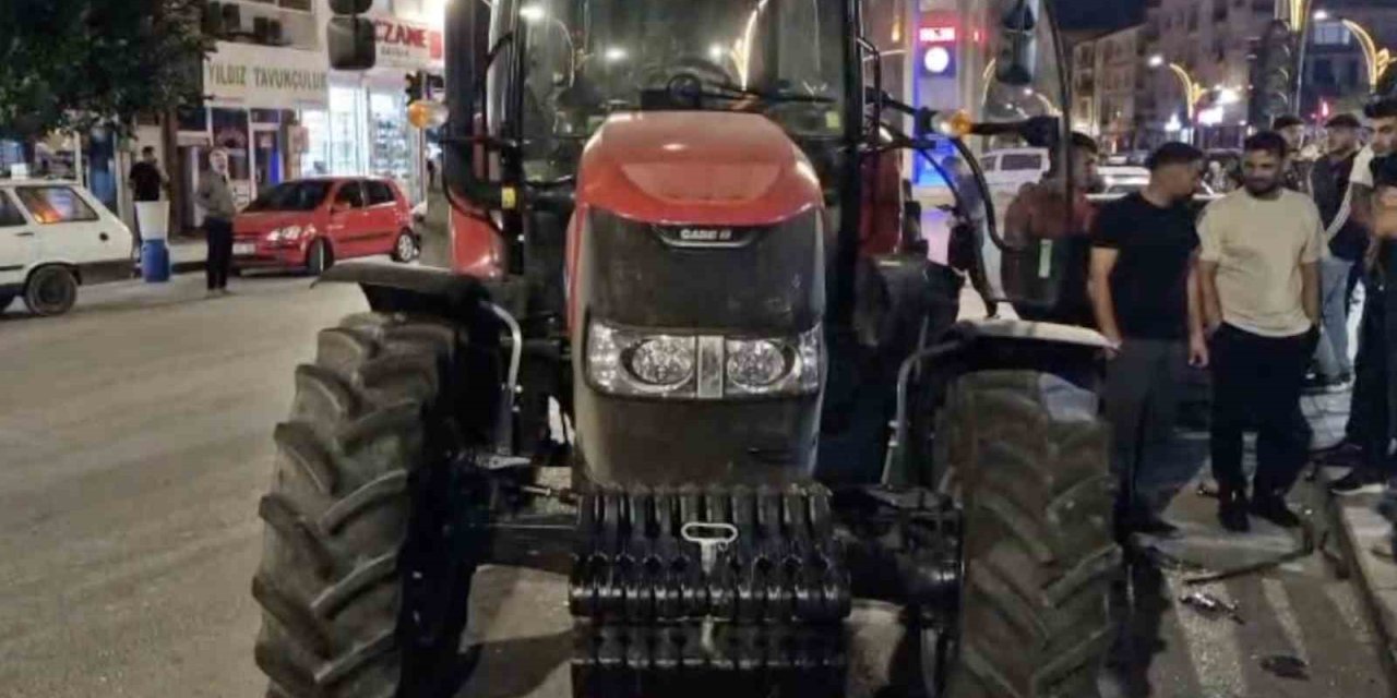 Alkollü traktör sürücüsü 3 araca çarparak durabildi: O anlar kamerada