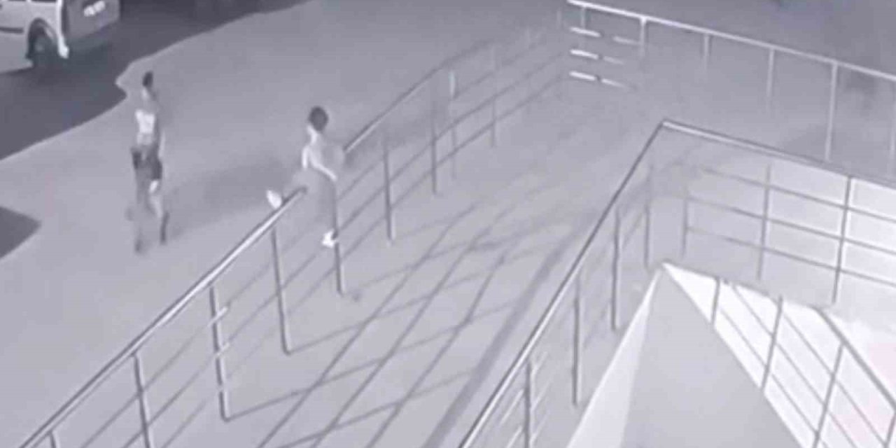 Tırmandığı demir korkuluklardan düşen çocuk ağır yaralandı