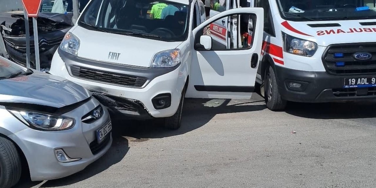 Çorum’da 3 araç kavşakta çarpıştı: 2 yaralı